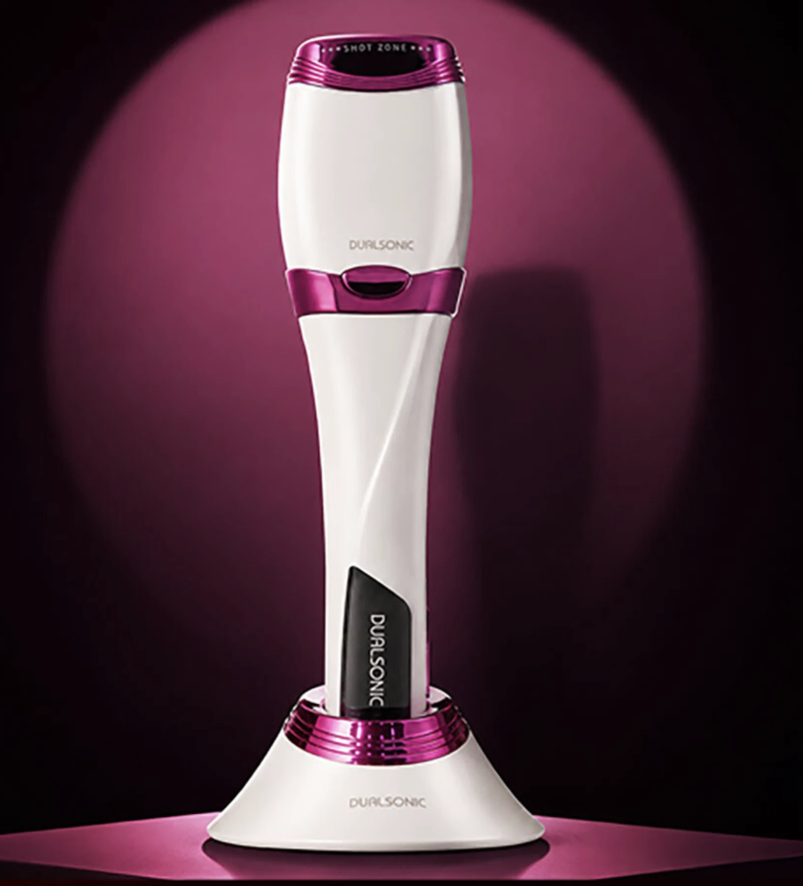 Appareil HIFU à domicile Dualsonic Optimum posé à la verticale devant un halo lumineux rubis